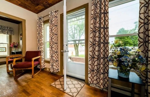 Three Oaks House | Charming/Cozy 2 BR 1 Bath steps from downtown.