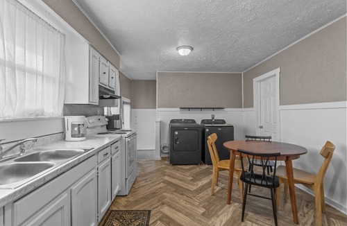 Kokomo House | Charming, cozy 3 bed bungalow