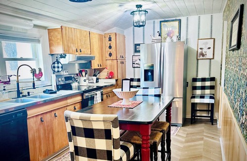 Three Oaks House | Charming, cozy and 5 star home STEPS to Journeyman & Acorn Theatre! Large yard!
