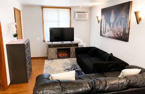Bridgeport Apartment | Charming Cozy Compact Studio- free street Parking- McCormick-Chinatown-RateField