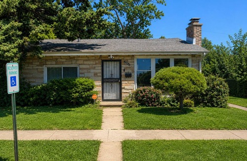 Harvey House | Charming Farmhouse 0.6 Miles from Ingall's University of Chicago Hospital