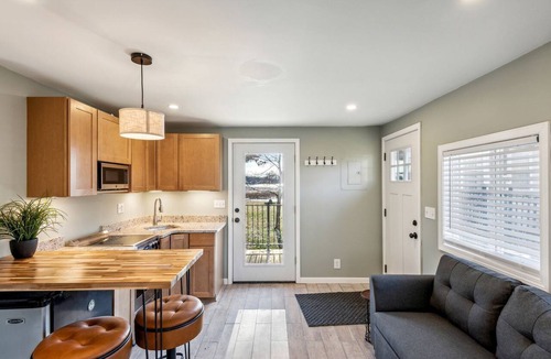 Kalamazoo Cabin | Charming Lakefront Cabin Amazing to Reconnect with Nature in Kalamazoo, Michigan