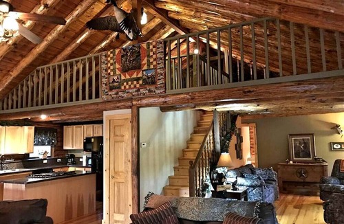 Oakley Cabin | Charming Log Cabin Getaway with Private Hot Tub near Decatur, Illinois