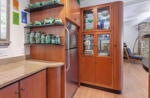 Covert House | Charming Mid - Century home in the lovely Palisades Park gated community.