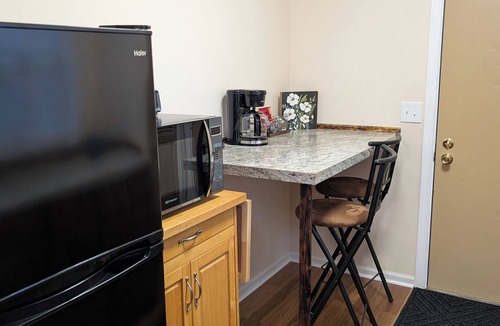 Midland Apartment | Charming updated 1-bedroom apartment in brilliant Midland with AC