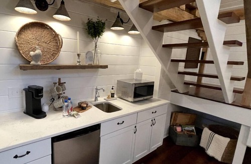 Finly House | Charming White Barn Guesthouse in the country, close to Indianapolis.