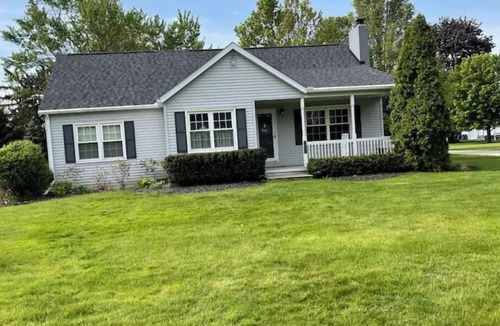 Battle Creek Cottage | Cheerful 3 Bedroom Cottage Getaway w/Lake Access
