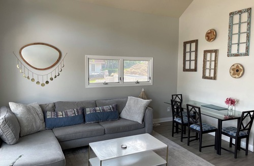 Lake Dalecarlia Cottage | Cheerful lakefront cottage with outdoor fire pit right on Lake Dalecarlia