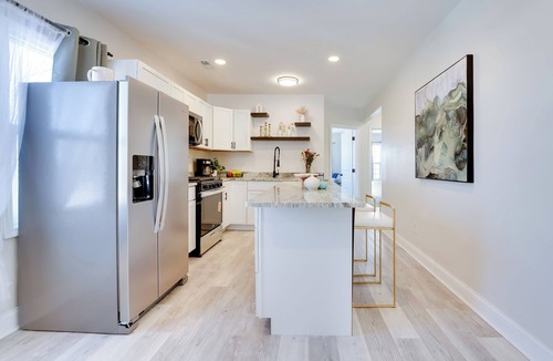 Hamtramck Apartment | Chic Modern Apt w/Free Parking Near Dtwn Detroit