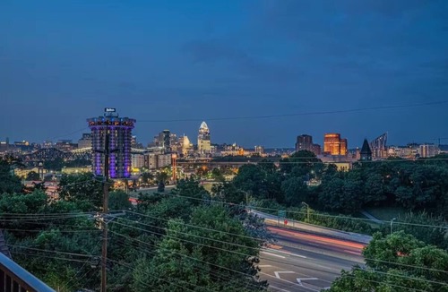 Covington House | Cincinnati City View Retreat + Rooftop Patio + 2-Car Garage - Sleeps 12