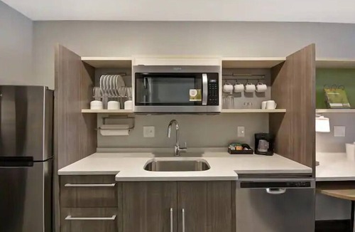 Alpine Center Hotel | City Lights and Comfort Nights: Kitchenette, FREE Breakfast | Pets are Allowed!