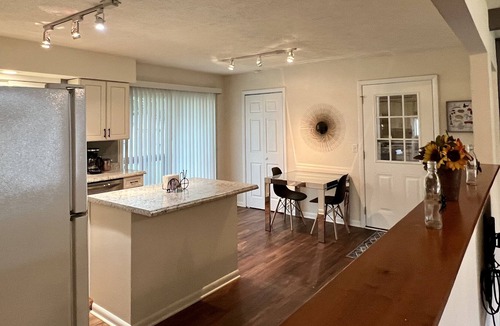 Three Oaks House | Close to Journeyman & 10 mins to Lake Michigan!