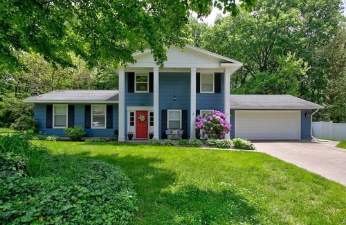Waukazoo Woods House | Colonial Cottage | 4 BR | Hot Tub | Sauna