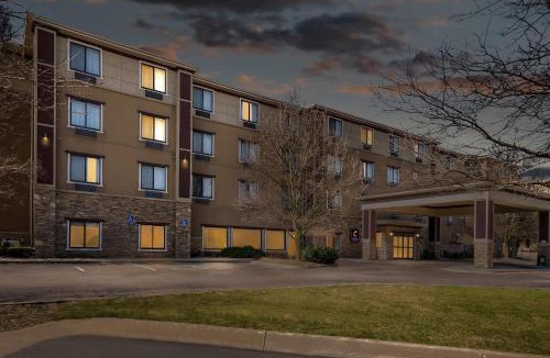 Comstock Park Hotel | Comfort Suites Grand Rapids North
