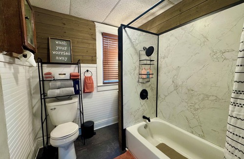 Mattoon House | Comfy home on Broadway in Mattoon