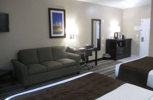 Crawfordsville Hotel | Convenient Double Queen Unit w/Breakfast | Near Crawfordsville Station - 2 mi