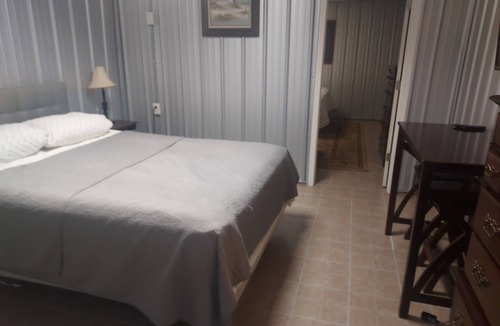 Paris Cabin | Convient spacious Lodging /perfect for large groups and familiy event's