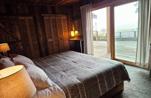 Grand Haven Cottage | Cottage on Lake Michigan across from Grand Haven State Park.
