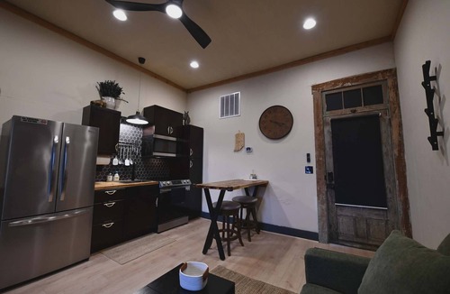 New Castle Apartment | Cozy 1-bedroom apartment in a 160 year old historic downtown location.