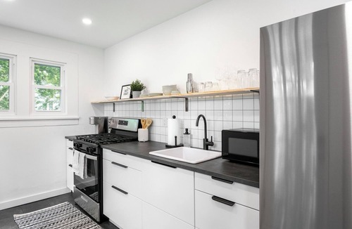 Three Oaks House | Cozy 2 bed - Steps to Journeyman - Pets OK - Fast Wi-Fi