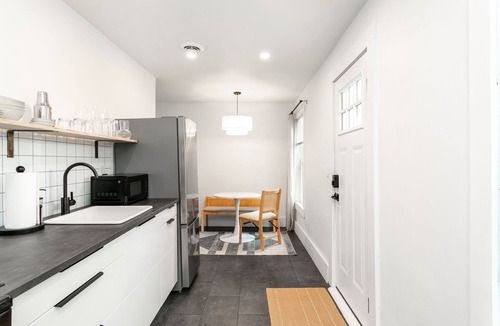 Three Oaks House | Cozy 2 bed - Steps to Journeyman - Pets OK - Fast Wi-Fi