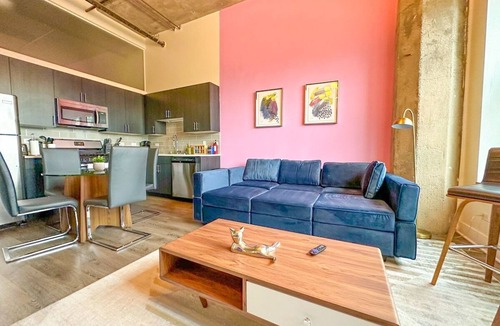 Near South Side Apartment | Cozy 2BR Chicago Skyline Views Near Museum Campus & McCormick Place