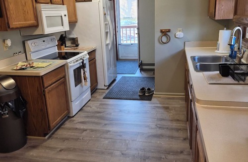 South Lyon House | Cozy 3 Bedroom 2 1/2 bath Whole house with Beach privileges. Monthly rates