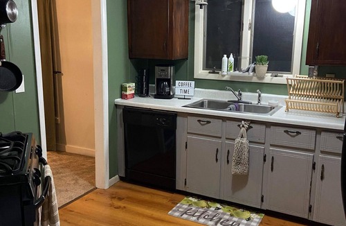 Greenville House | Cozy air conditioned 3 bedroom house, fire pit, grill, hot tub, run all year!