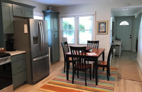 South Haven Cottage | Cozy Cottage 5 minutes to downtown and beach