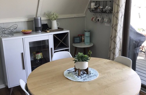 Syracuse Ski Chalet | Cozy cottage—lake Wawasee channel— easy access to lake