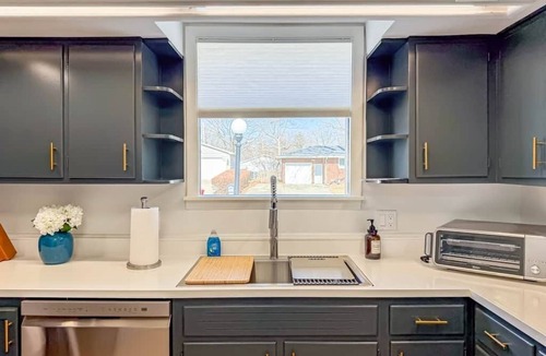 Champaign House | Cozy Cottage Walkable To UIUC