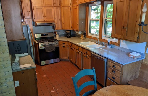 Grand Haven Cottage | Cozy Cottage with Lake view! - Fall Listing
