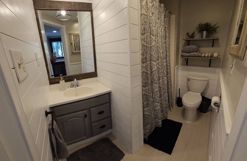 Cloverdale Other | Cozy Farmhouse w/short walk to a private lake