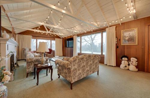 Hillsdale House | Cozy Hillsdale Home ~ 1 Mi to Baw Beese Lake!