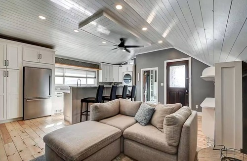Holy Cross House | Cozy Indianapolis Getaway~Gym~Heart of Downtown~5 Min Mass Ave~Perfect for 4