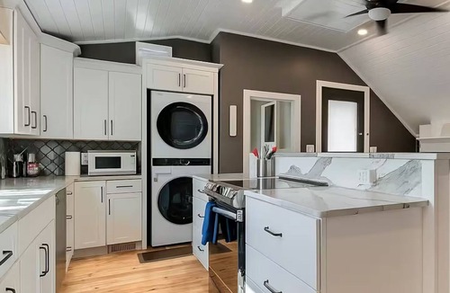 Holy Cross House | Cozy Indianapolis Getaway~Gym~Heart of Downtown~5 Min Mass Ave~Perfect for 4