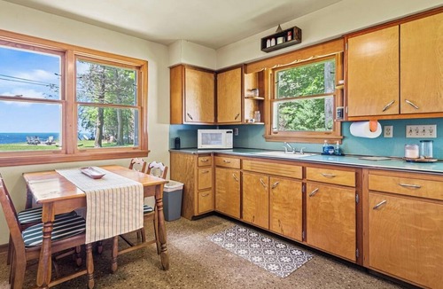 Muskegon Cottage | Cozy Lake Michigan Cabin- Perfect for relaxing picturesque lake stays