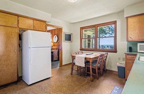 Muskegon Cottage | Cozy Lake Michigan Cabin- Perfect for relaxing picturesque lake stays