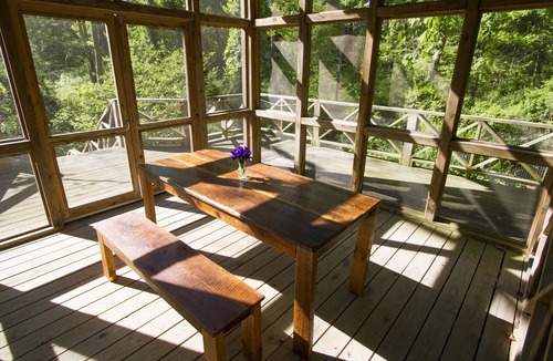 Harbert Cottage | Cozy modern cottage with treehouse
