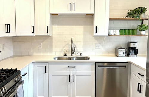 Battle Creek House | Cozy Modern Farmhouse Prime Lakeview Location