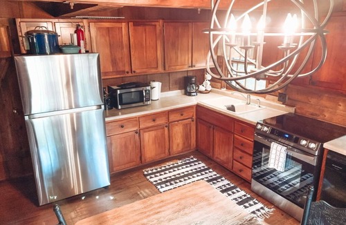Gnaw Bone Cabin | Cozy Pines Family Retreat Charming Treehouse Private Hot Tub