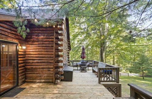 Gnaw Bone Cabin | Cozy Pines Family Retreat Charming Treehouse Private Hot Tub