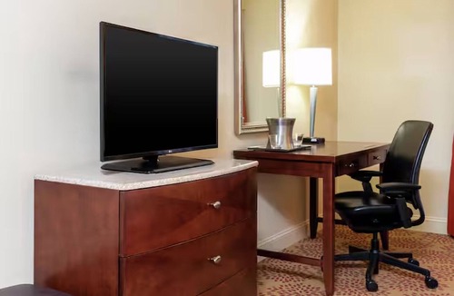 East Paris House | Cozy Room w/Heated Indoor Pool & Free Airport Shuttle – Ideal for Short Stays