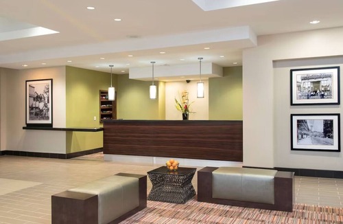 East Paris House | Cozy Room w/Heated Indoor Pool & Free Airport Shuttle – Ideal for Short Stays