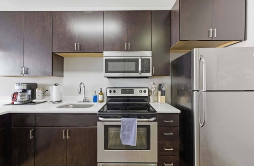 Market East District Apartment | CozySuites | Modern SDO, Monument Circle, Indy