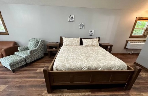 Attica Cabin | Cranny - Hotel Type ADA Friendly Space w/Efficiency Kitchen
