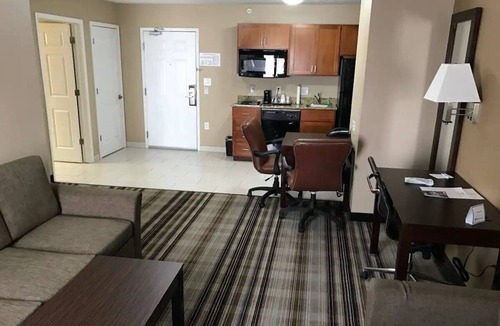 Crawfordsville Hotel | Crawfordsville Suite w/Pool Access | Carnegie Museum-Montgomery - 2.6 mi