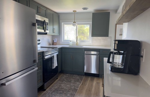 Sheridan Cottage | Crooked Lake lakefront lot-lakeside firepit-kayaks
