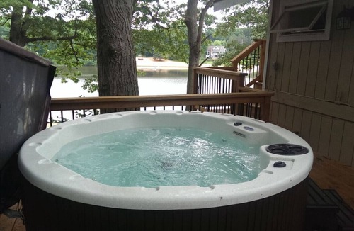 Saugatuck Apartment | Cute Beachfront Guest Unit on Lake