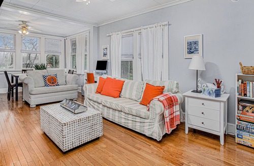 New Buffalo House | Cute cottage near beach & marina with high-speed WiFi, central AC & washer/dryer